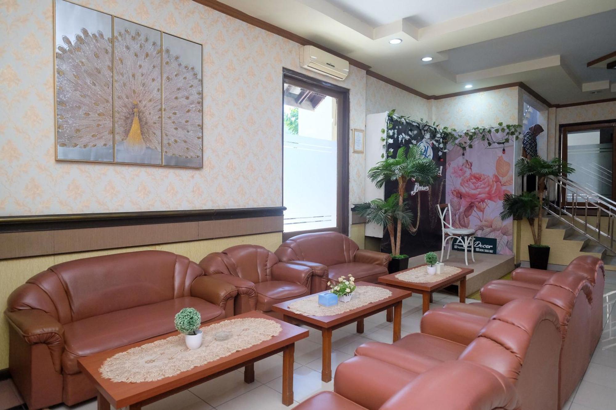 Urbanview Hotel Dedy Jaya Brebes Exterior foto