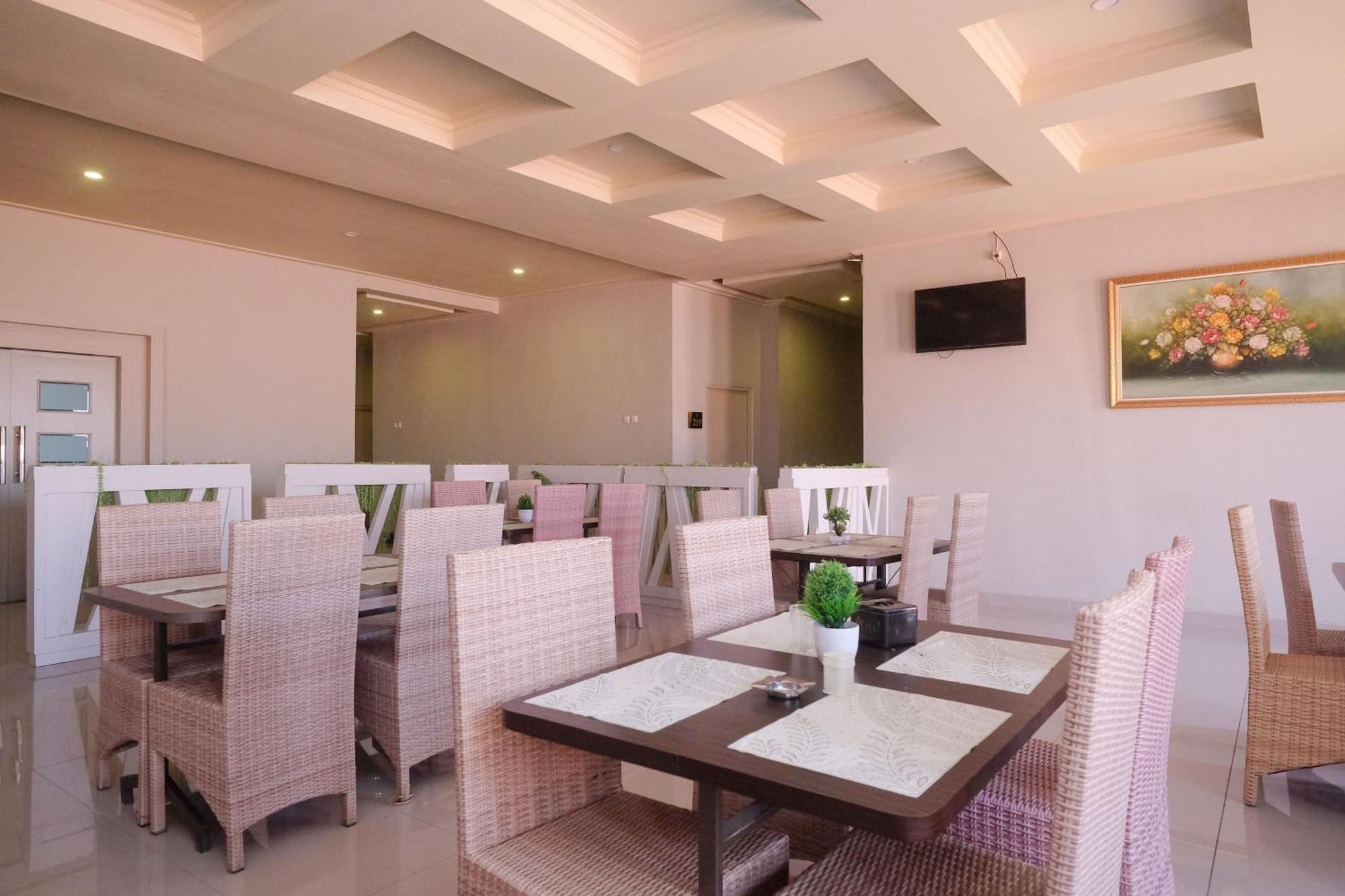 Urbanview Hotel Dedy Jaya Brebes Exterior foto