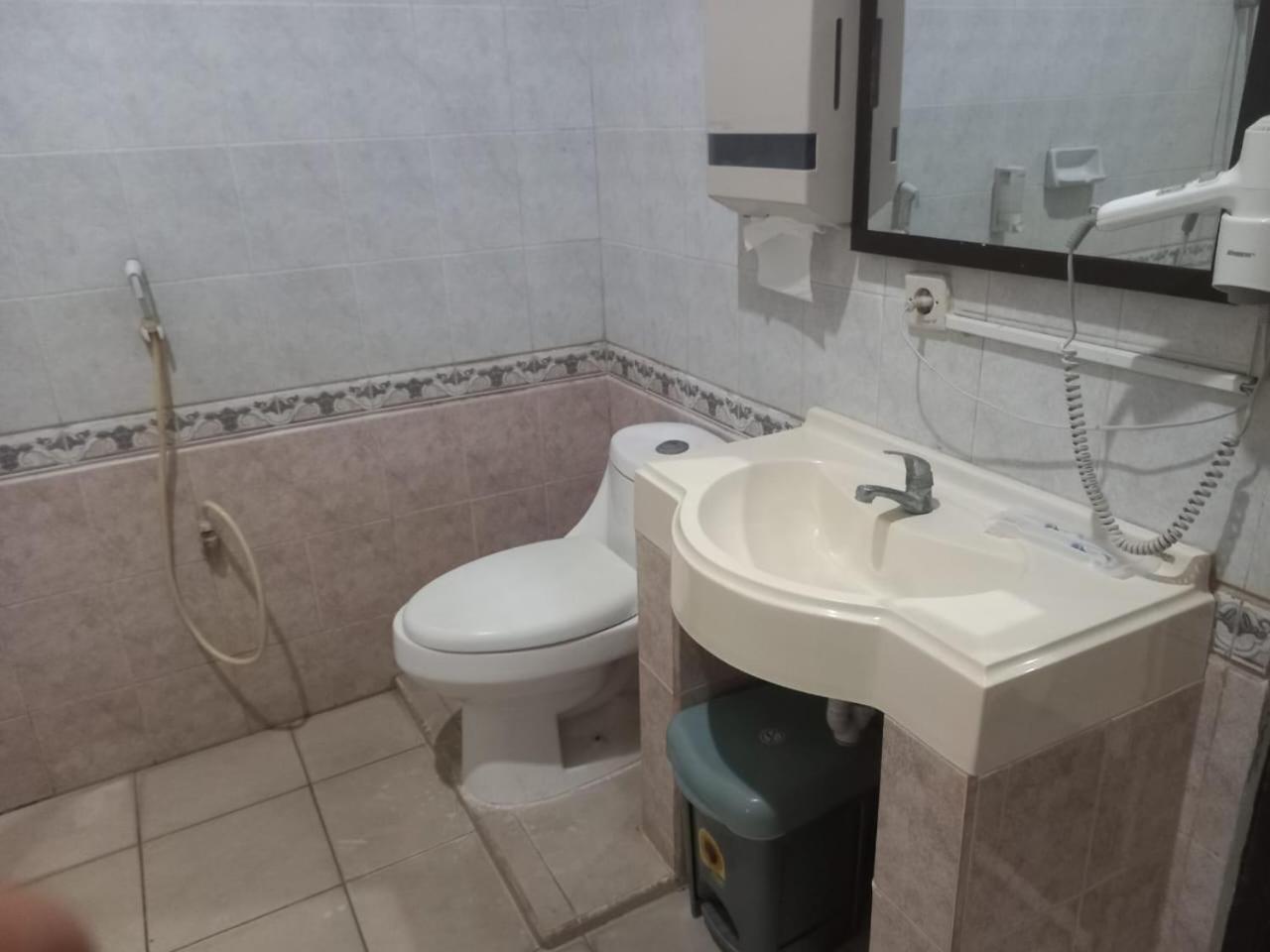 Urbanview Hotel Dedy Jaya Brebes Exterior foto