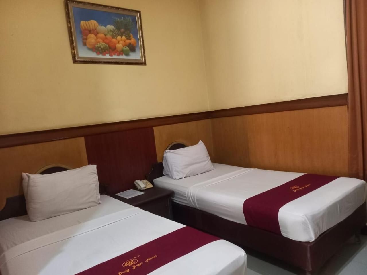 Urbanview Hotel Dedy Jaya Brebes Exterior foto