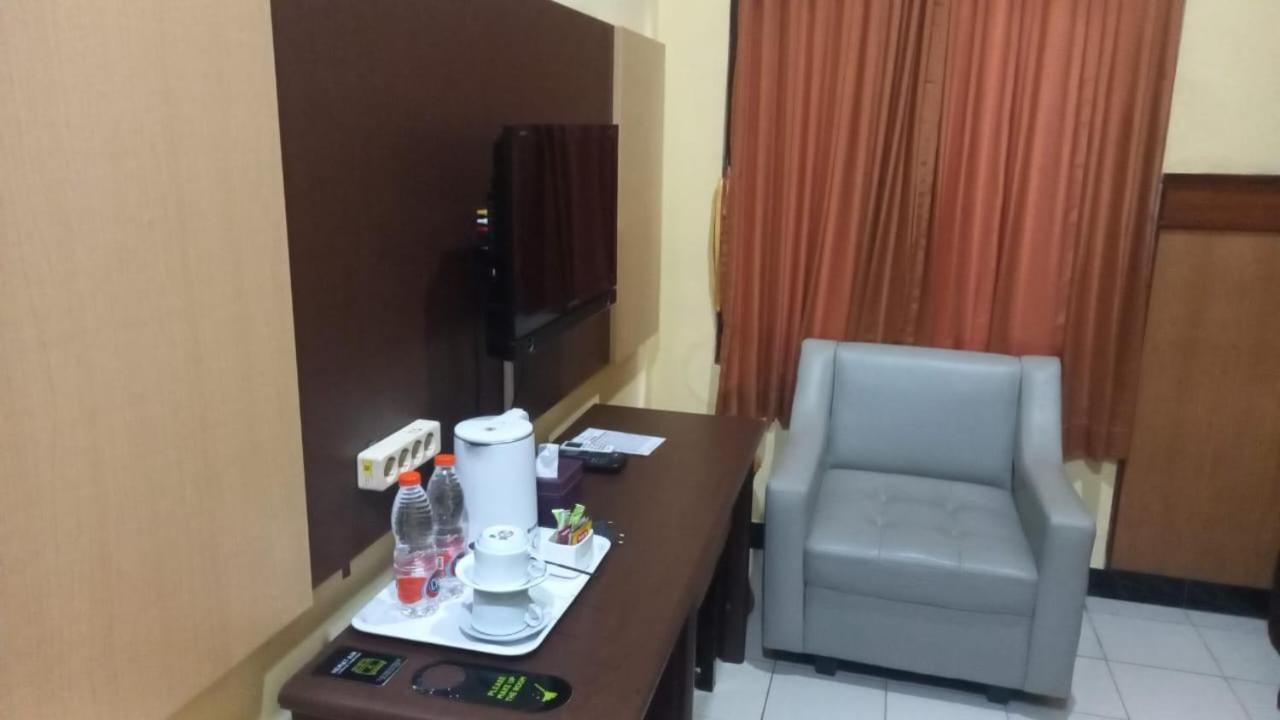 Urbanview Hotel Dedy Jaya Brebes Exterior foto